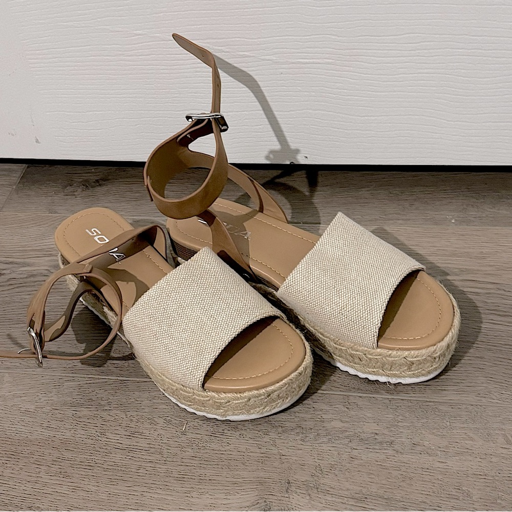 Soda Platform Sandals 👡